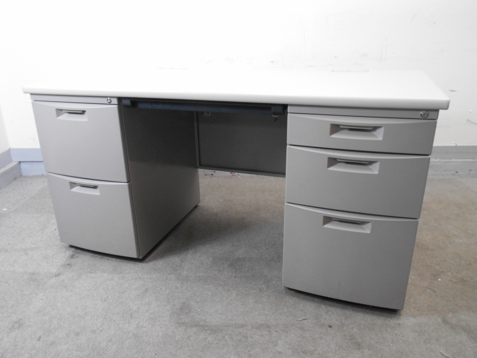 【KS】【A4ファイルが計5段も収納可能な超大容量！！】イトーキ製の両袖机が4台入荷！　上長用にも作業用にも！
                        CZ
                                    中古
            