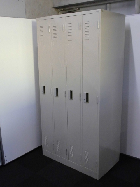  【プラス製！】4人用ロッカー！今なら2台揃います！【鍵1本サービスにて】
                         
                                    中古
            
