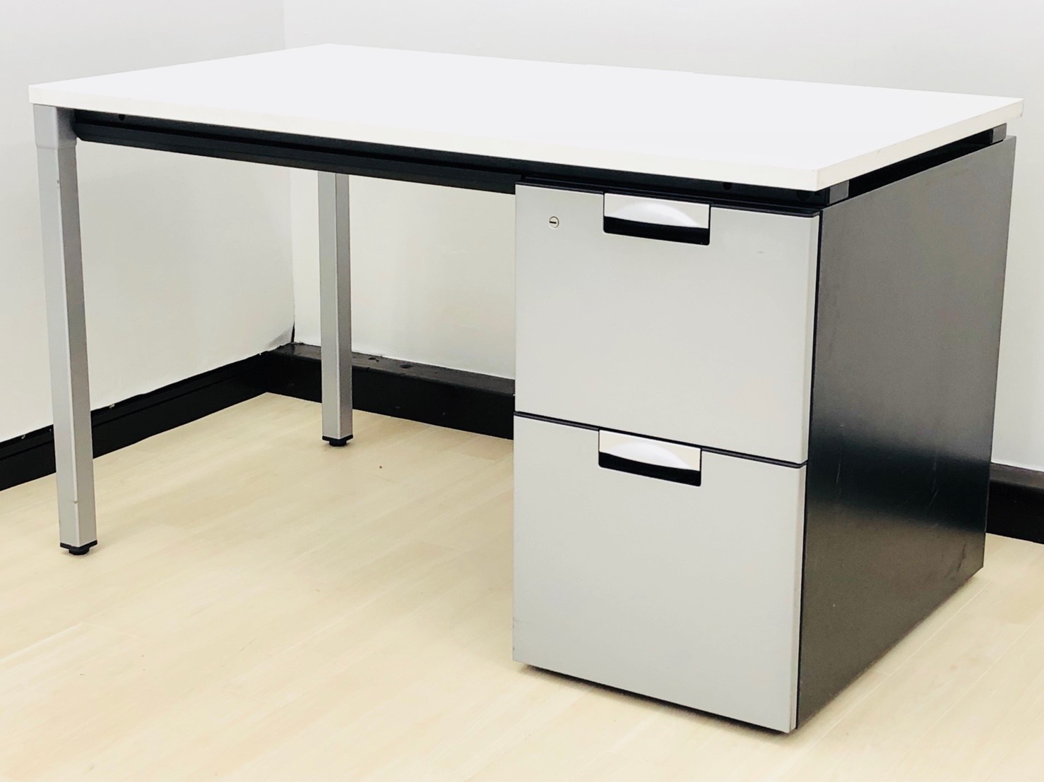 【スタイリッシュな片袖が入荷！】デザイン性のあるオフィスに仕上げたい方に必見！定番フォルムではないため特価！
                        デルフィ
                                    中古
            