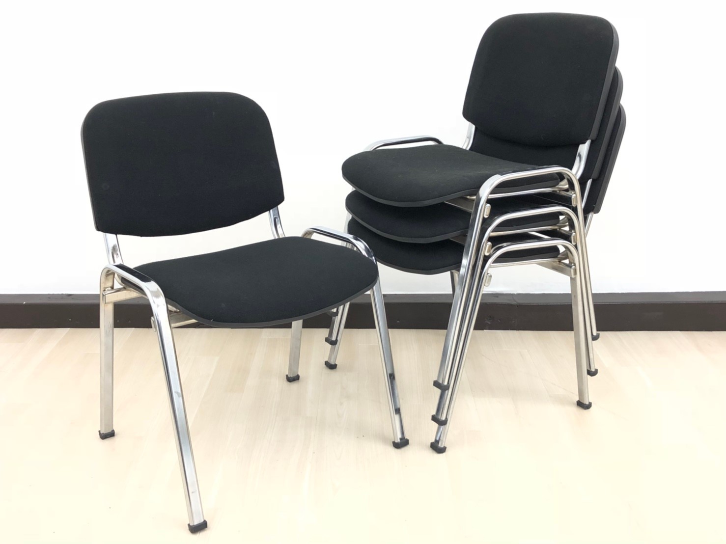 【お得な4脚セット！】何処でも使える、何処にでも合うブラックカラーのスタッキングチェア！
                        その他シリーズ
                                    中古
            