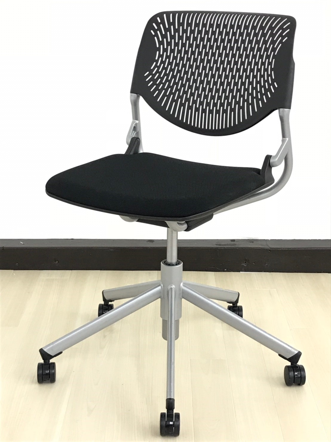 【10脚入荷！】オフィスに限らずセミナー、学校、研究室様々な用途・シーンで使えます！【オカムラ・ルナチェア】
                        ルナ
                                    中古
            