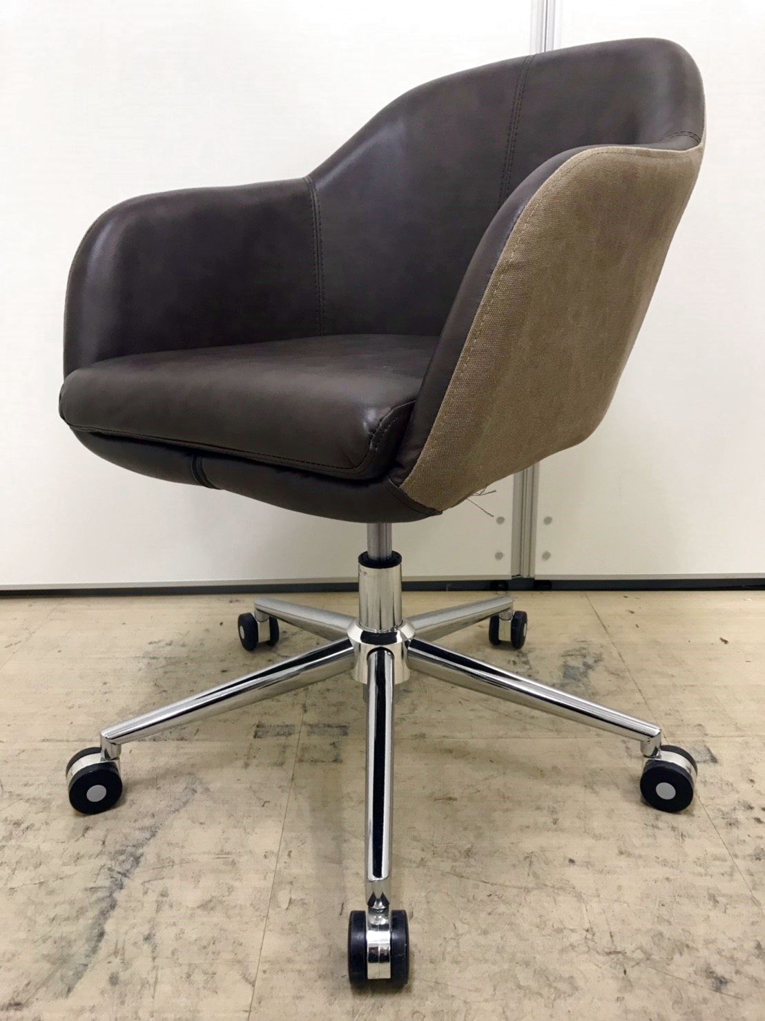 【3脚入荷】おしゃれな会議用のチェアの入荷です！ロットでご案内可能でございます！
                        その他
                                    中古
            