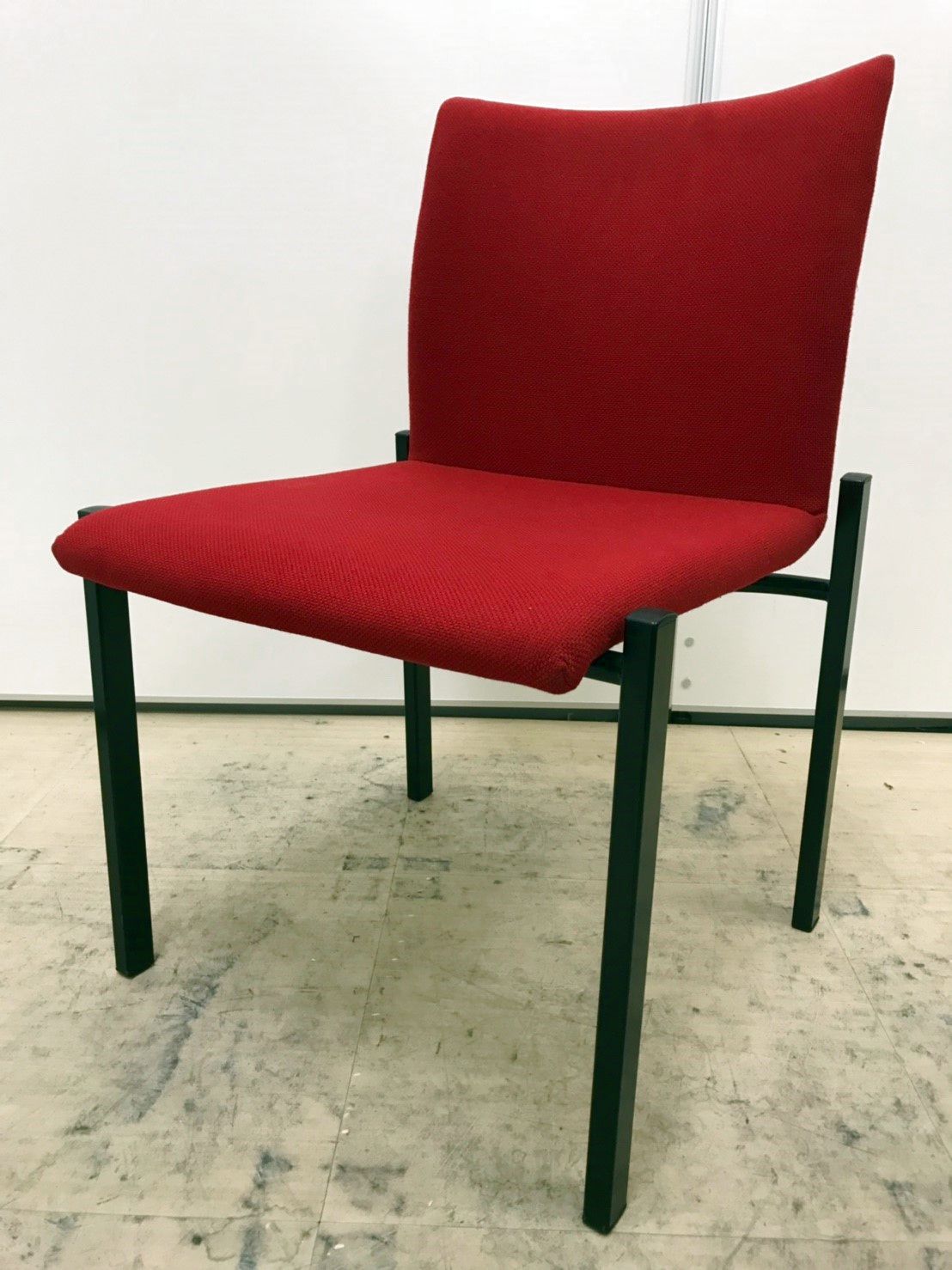 【2脚入荷】レッドのおしゃれな商品の入荷です！状態綺麗で即出荷も可能でございます！
                        コクヨ　ビンゴチェアー
                                    中古
            