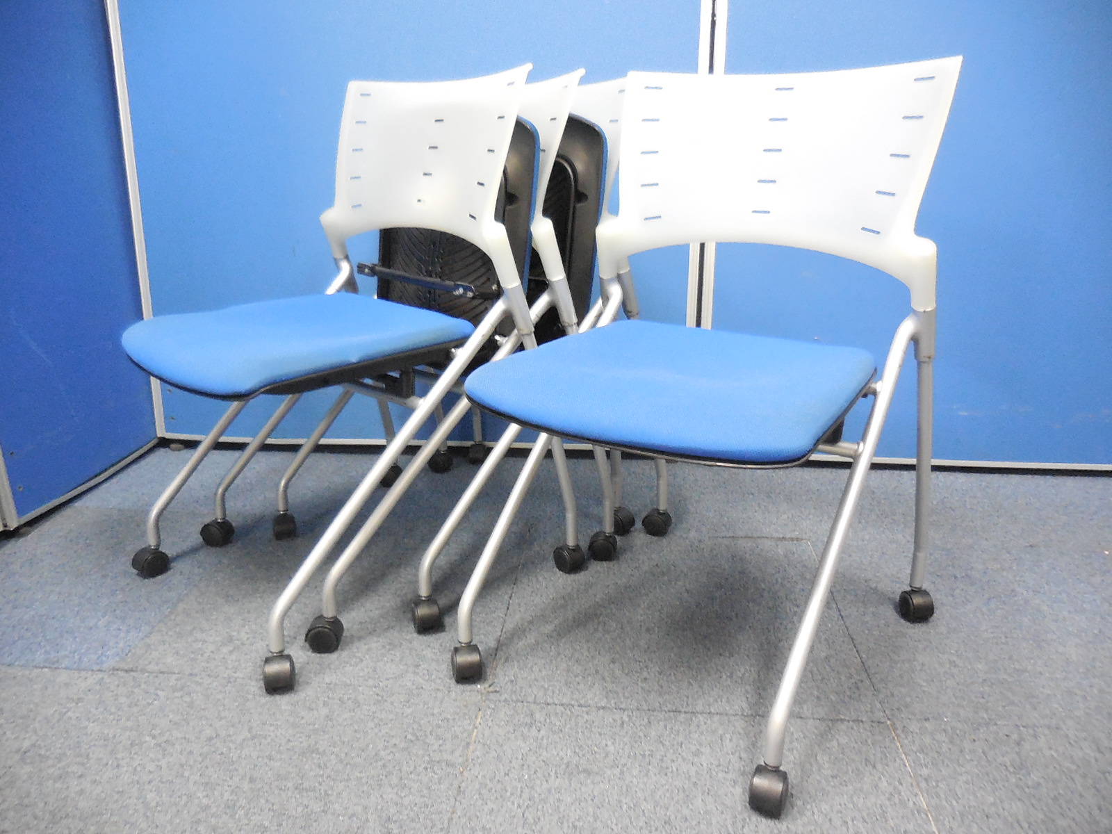 【セット価格5％オフ！】【4脚のセット商品】イトーキ製のマノスシリーズ、スタッキングチェアの4脚セット！
                        マノス
                                    中古
            