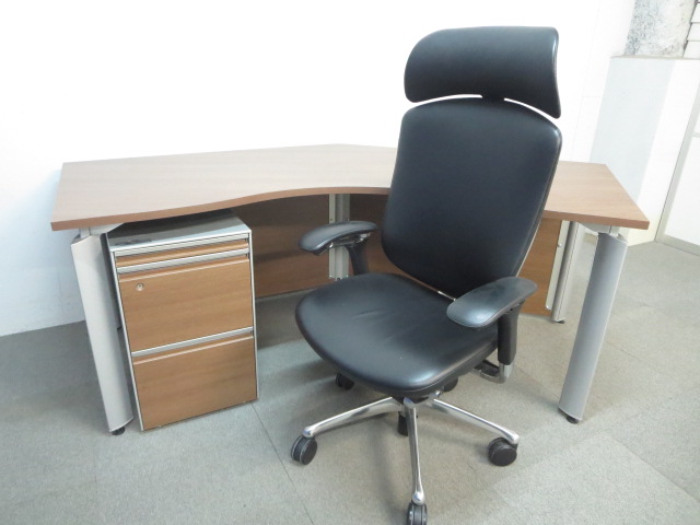 【最上級！豪華3点セット！】■エグゼクティブデスク＆3段ワゴン＆コンテッサチェアセット ■135°机【ブーメラン型】＆ヘッドレスト付高級黒革張りチェア
                        その他シリーズ
                                    中古
            