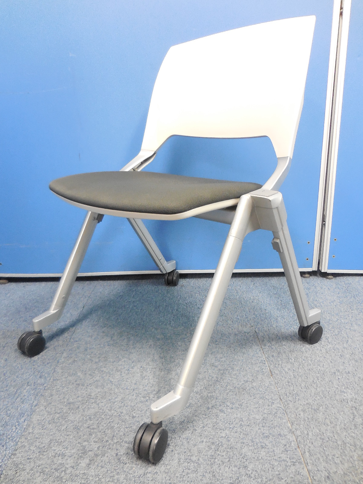 【スタイリッシュ＆フレキシブル！】内田洋行製のFM-320シリーズのスタッキングチェア！
                        FM-320
                                    中古
            