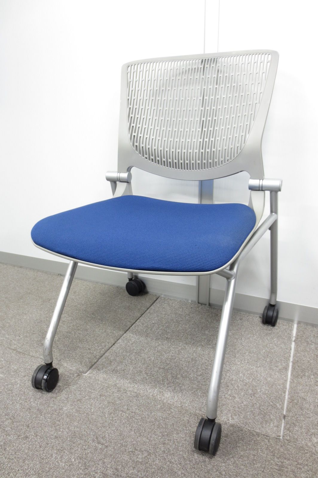 【人気機種】しなやかに変形する樹脂製の背もたれを採用したネスティングチェア【収納も簡単】
                        グラータ
                                    中古
            