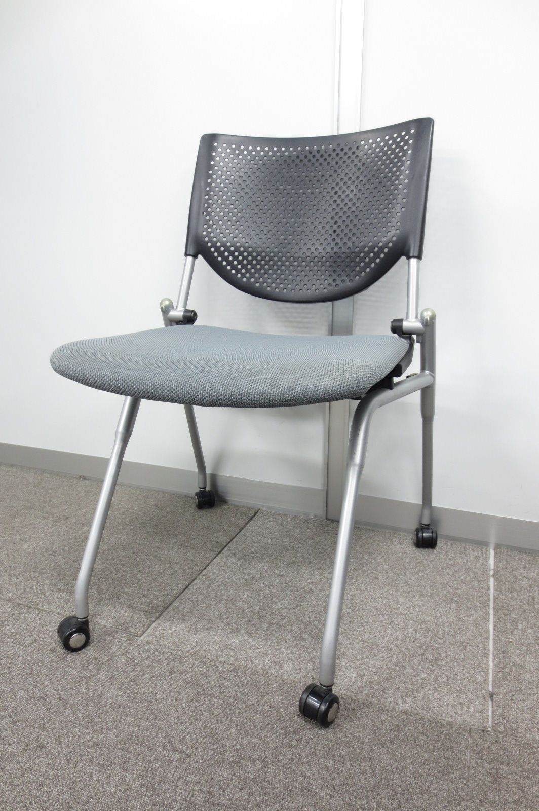 【人気シリーズ】シックなグレー色のネスティングチェア【樹脂メッシュ】
                        プロスタック
                                    中古
            