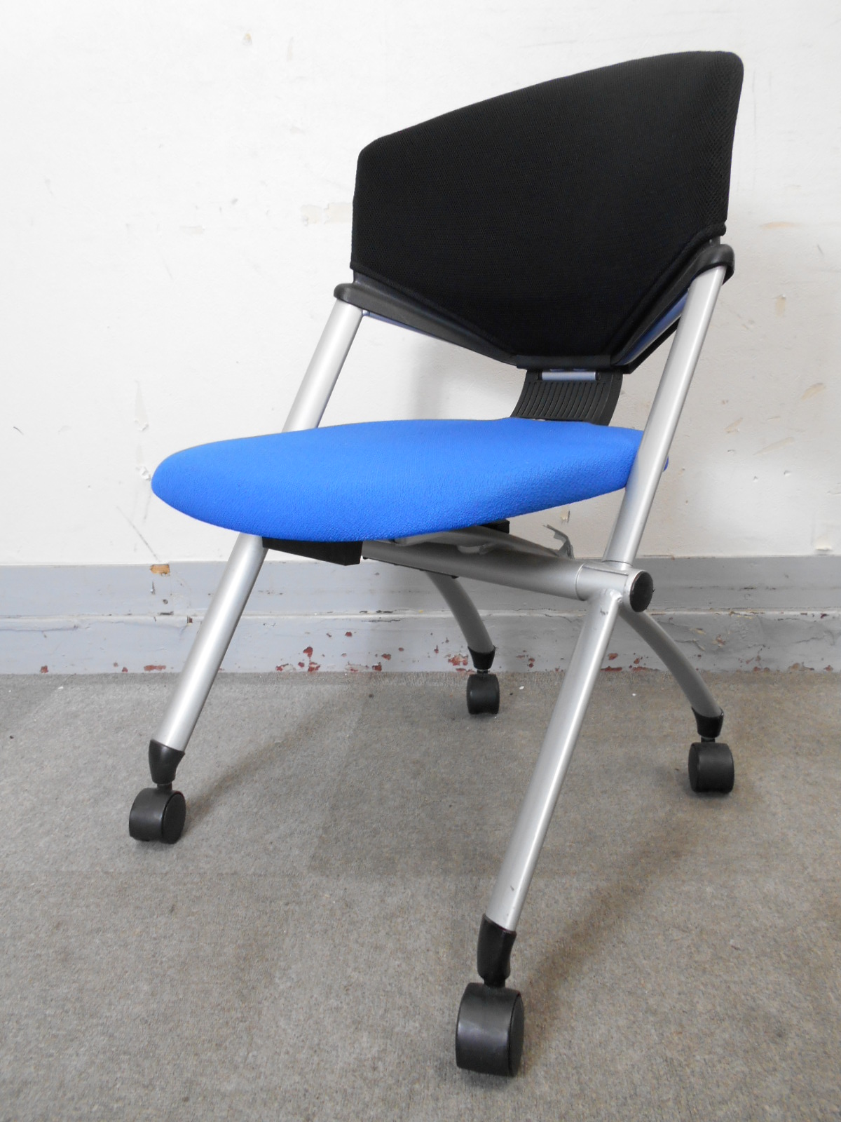 【KS】[六脚入荷]コクヨ　コルサチェア　どんなシュチュエーションにも使いやすいブルーカラー
                        コルサ
                                    中古
            