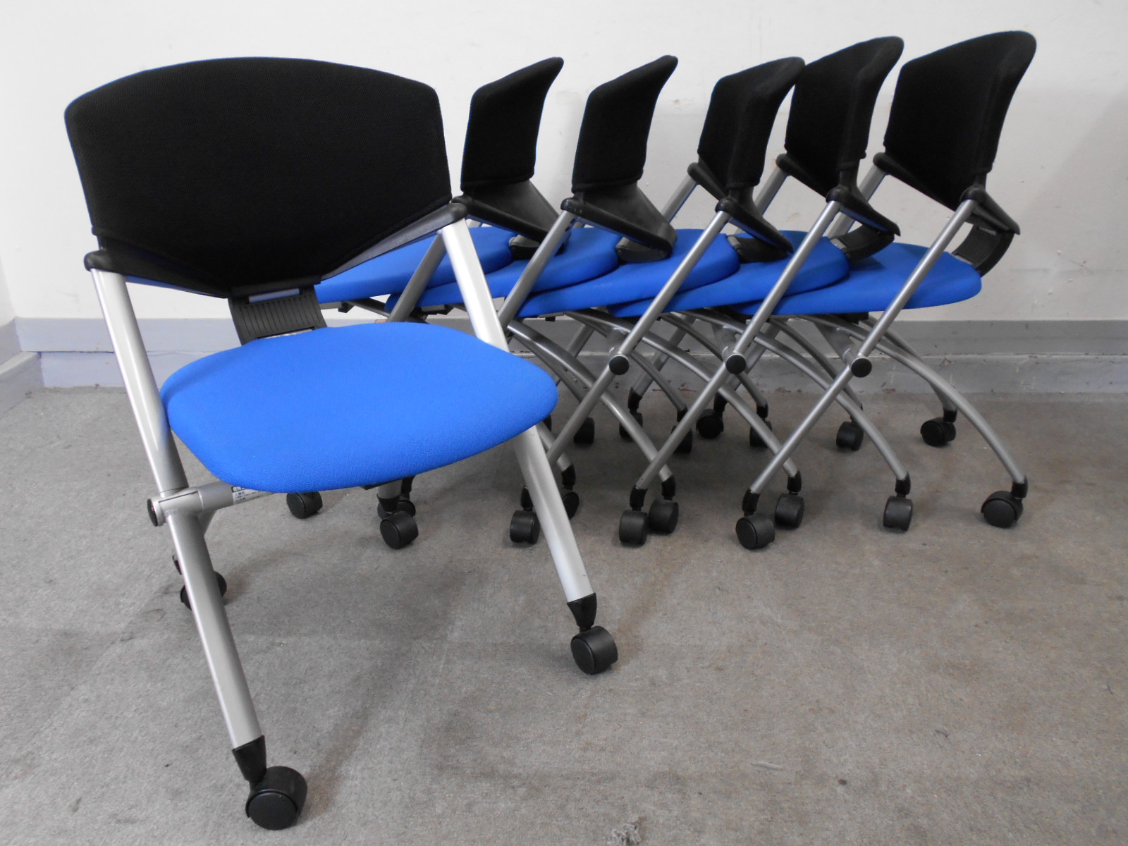 【KS】[お得な六脚セット]コクヨ　コルサチェア　並行スタックすれば場所も取りません！
                        コルサ
                                    中古
            