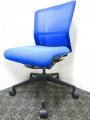 オフィスで人気のメッシュチェア12脚入りました！ブルー(青)色できれいな事務椅子です