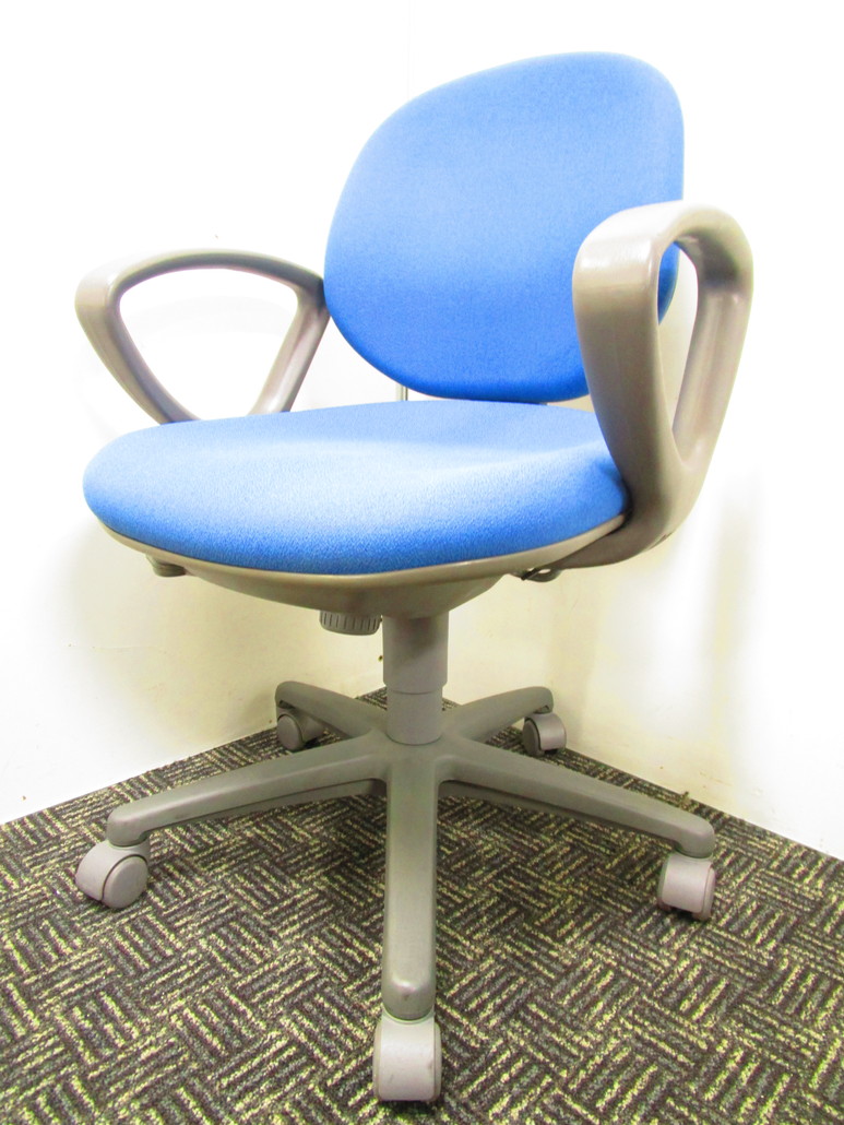 ローコストの肘付チェア！明るいブルー(青)色！安くて頑丈！
                        ジャスト
                                    中古
            