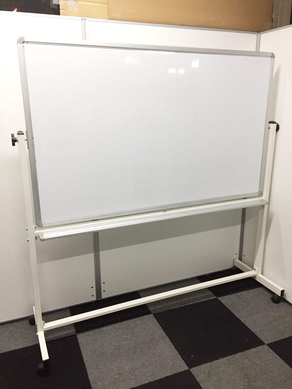 1台限定！高さが低いので座りながらも記入できるレアな高さのホワイトボード入荷！
                        その他シリーズ
                                    中古
            