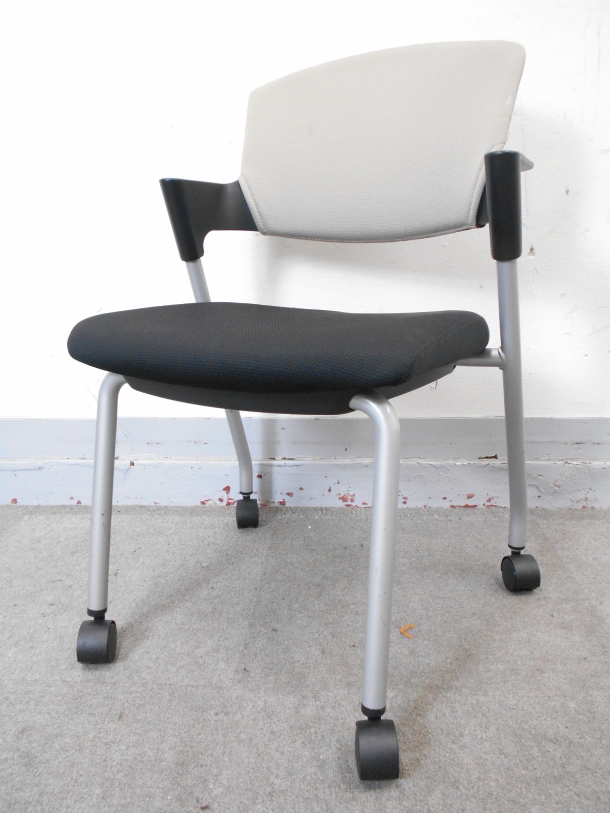 【KS】[30脚]コクヨ　プロッティ　コンパクトながら肘かけもついてる優れもの！[スタックできます！]
                        プロッティ
                                    中古
            