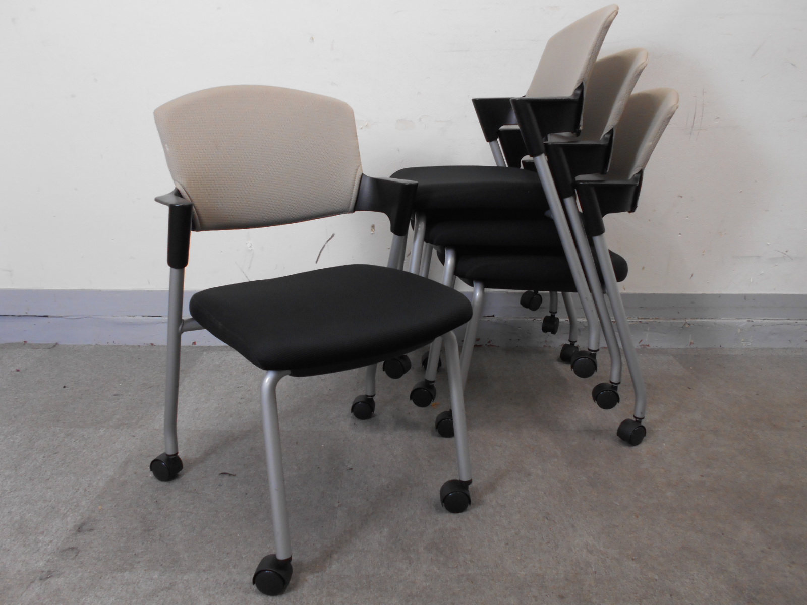 【KS】[お得な四脚セット]コクヨ　プロッティ　キャスター付きなので重ねた時も移動が簡単！
                        プロッティ
                                    中古
            