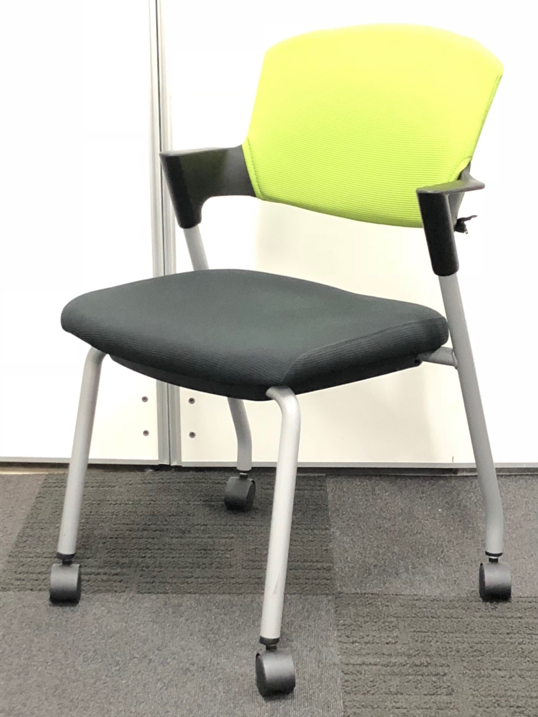 【使わないときは、重ねて収納!!】お部屋を明るくするライトグリーン!!背もたれのカバーは取り外し可能!!
                        プロッティ
                                    中古
            