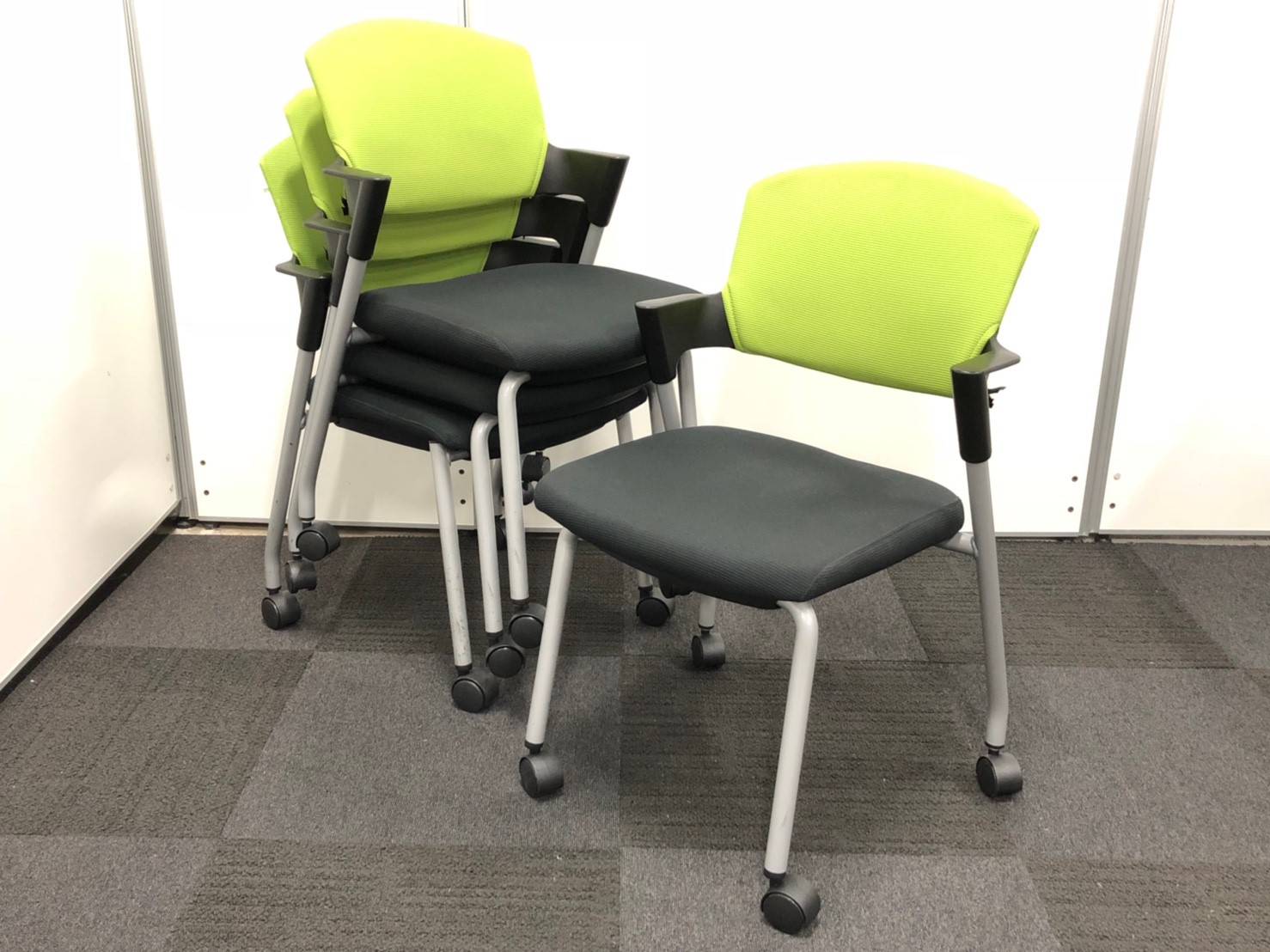 ■お買い得な4脚セット!!■【使わないときは、重ねて収納!!】お部屋を明るくするライトグリーン!!背もたれのカバーは取り外し可能!!
                        プロッティ
                                    中古
            