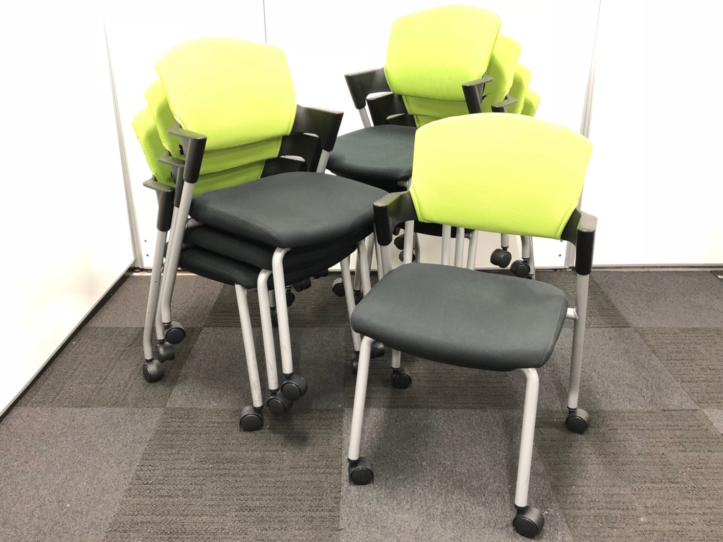 ■即完売必至の8脚セット!!■【使わないときは、重ねて収納!!】お部屋を明るくするライトグリーン!!背もたれのカバーは取り外し可能!!
                        プロッティ
                                    中古
            