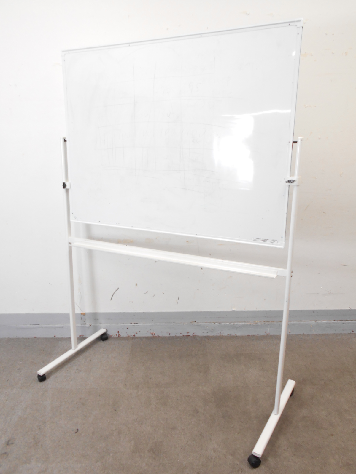 【KS】[1台限定]脚付き両面ホワイトボード　W1300サイズ
                        その他
                                    中古
            