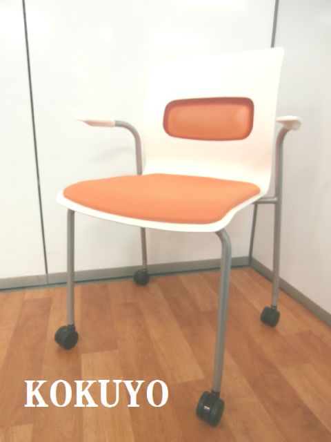 注目商品！！【2017年製！背もたれのエラッストマークッションが癖になる肘付快適スタッキングチェアです！！】■オレンジ
                        その他シリーズ
                                    中古
            