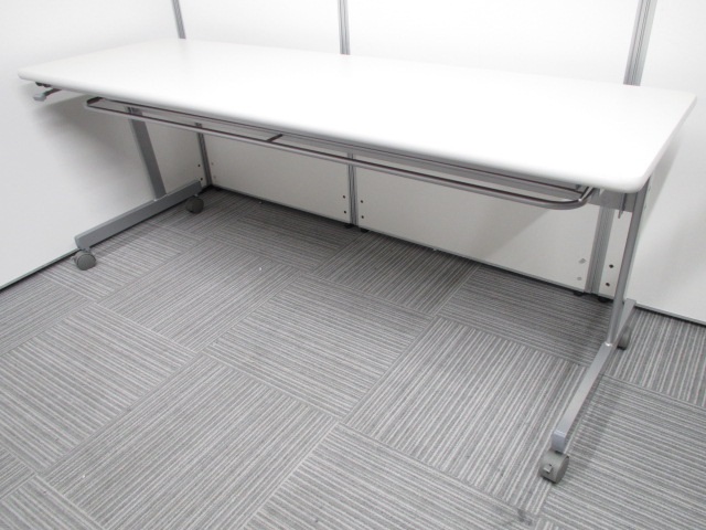 【おつとめ品】スタックテーブル　幕板なし　1800mm×600mm【オフィス家具】
一部部材掛け有りの為、お買い得価格にてご提案致します。使用上問題御座いません。
                        -
                                    中古
            