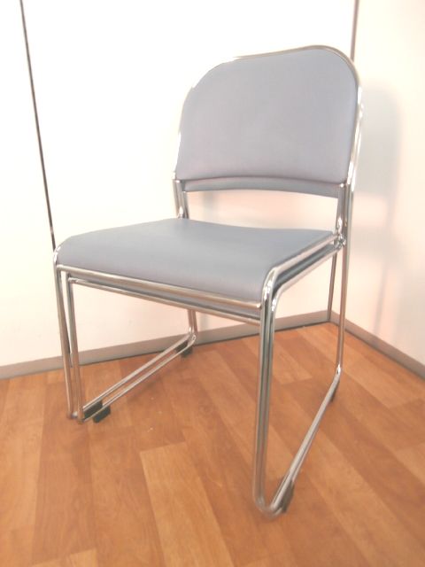 注目商品！！【２脚セット！！多用途使い道のあるスタッキングチェアとしてご好評をいただいております！！】
                        -
                                    中古
            