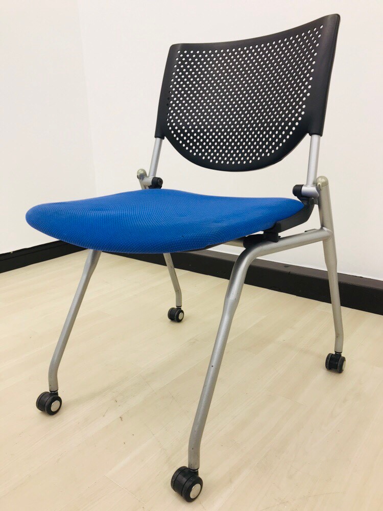 【キャスター付きなので移動も楽々！】■オカムラ製・プロスタックチェア■座面を跳ね上げて重ねて整理！
                        プロスタック
                                    中古
            