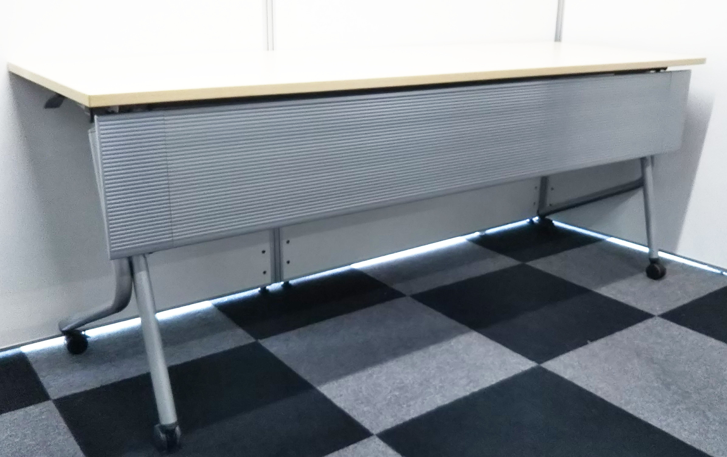 【移動楽々！】キャスター付き折りたたみ可能テーブル！研修や会議の際に便利！
                        ネスティア
                                    中古
            