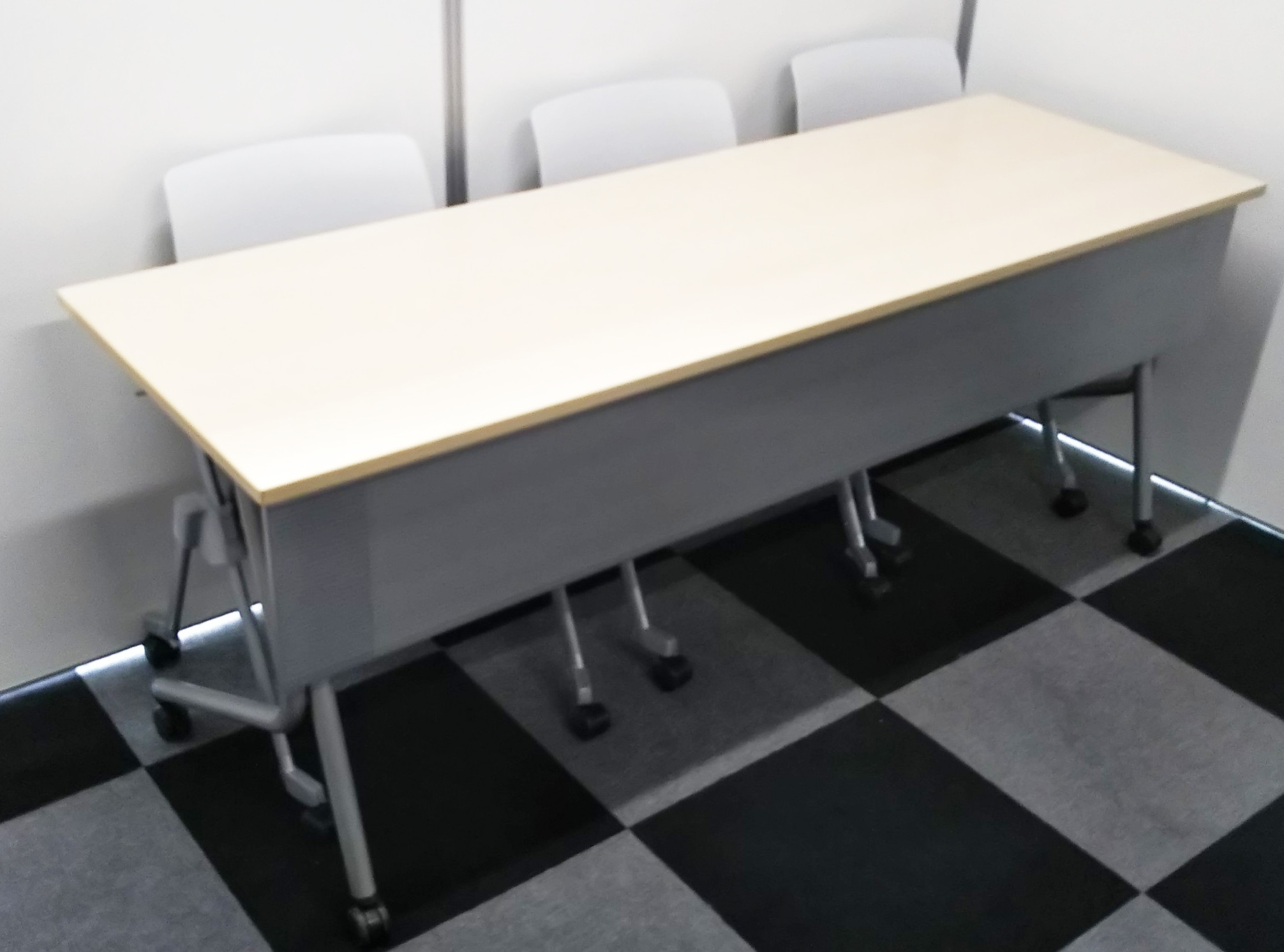 【移動楽々！省スペース！】サイドスタックテーブルとネスティングチェアのセット商品です。(3名様用)
                        ネスティア
                                    中古
            