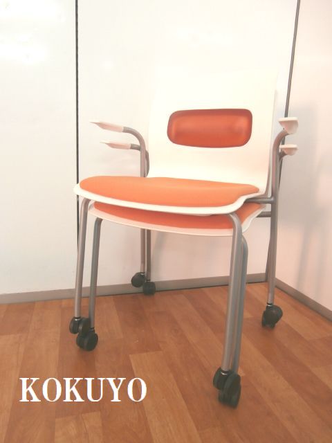 注目商品！！【2017年製の２脚セットスタッキングチェアになります！！特徴的なオシャレなデザイン性とエラストマーのクッション性が快適なスタッキングチェアです！！】■オレンジ
                        その他シリーズ
                                    中古
            