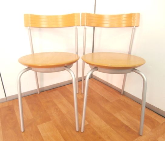 １セット限定！！【木製の温もりが感じられる国内メーカーのデザイン性が人気のスタッキングチェアです！！】■国内メーカ―
                        アテーザ
                                    中古
            