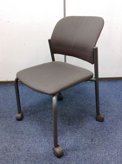 【シンプルなスタッキングチェア】コクヨ製　グレー色
                        １００シリーズ
                                    中古
            