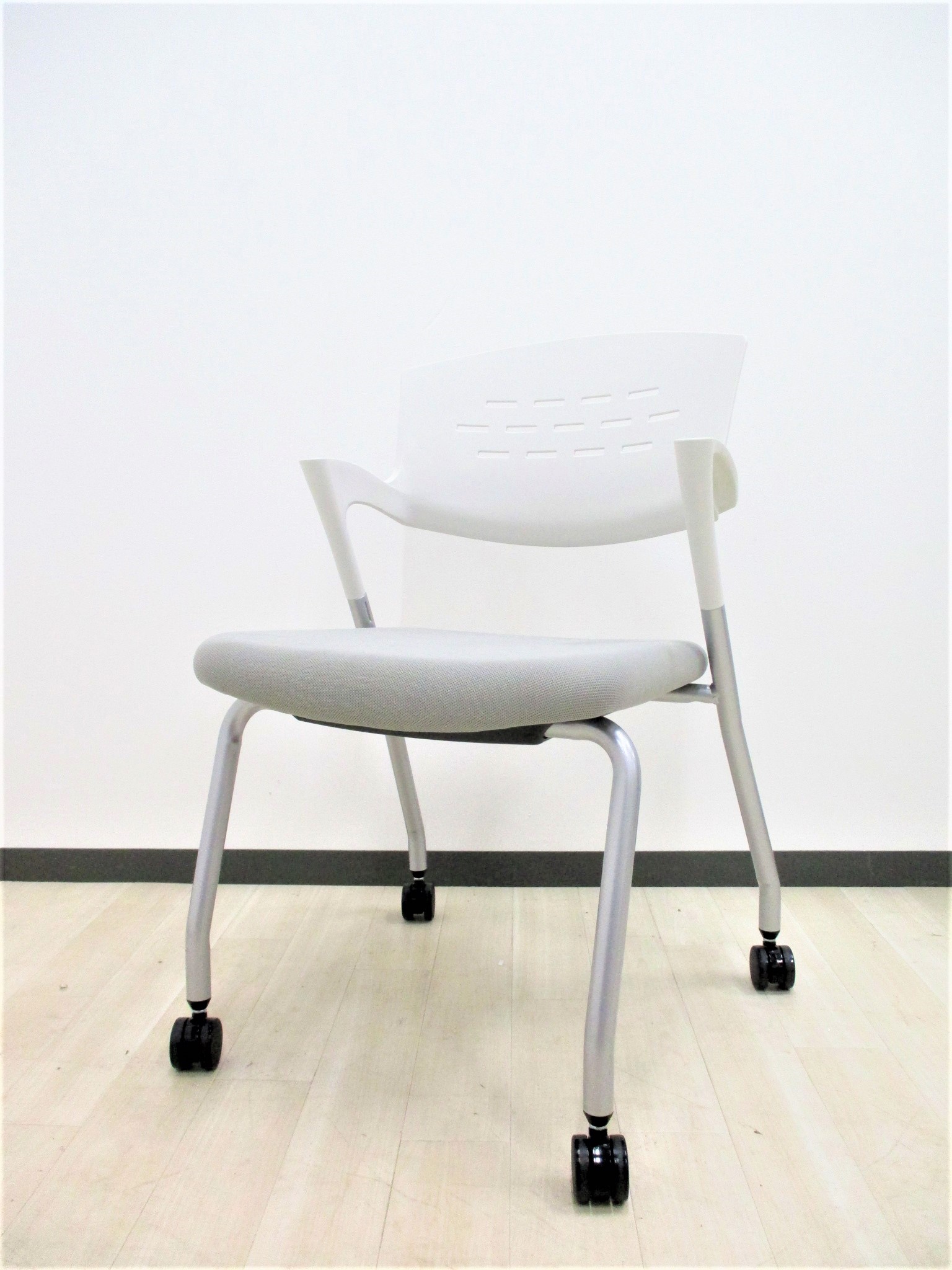 【新古品！】【セットで1880円引き】キャスター付きスタッキングチェア！清潔感のあるカラー
                        その他シリーズ
                                    新古品
            