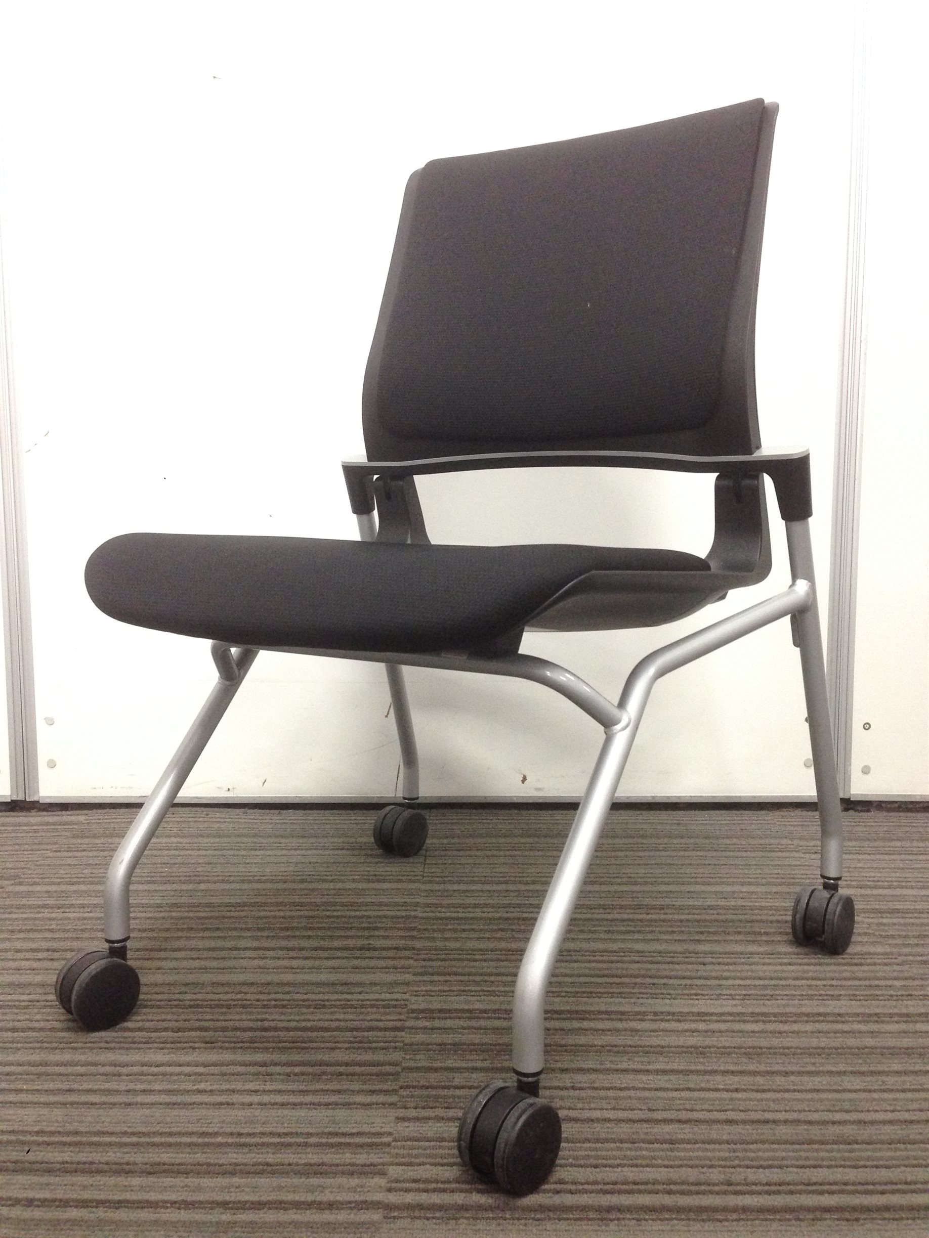 ミーティングスペースにも！、研修室にも！、待合室にも！、休憩室にも！用途多様なネスティングチェア入荷！
                        オルディナ
                                    中古
            