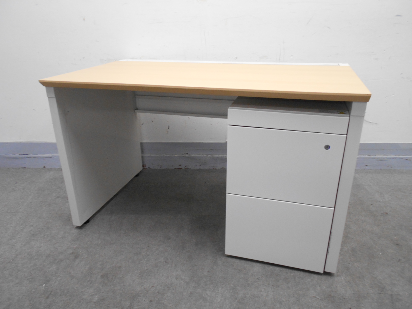 【KS】[平デスク・ワゴンセット]オシャレなデスクセットです！お問い合わせはお早めに
                        その他
                                    中古
            