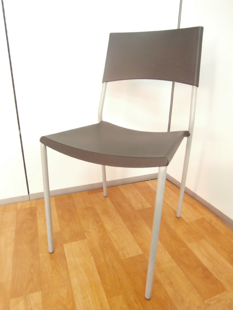 【シンプルでオシャレ・ブラック色・プラスチック製】■２脚限定　■おつとめ品　■スタッキングチェア　■ミーティングチェア　■休憩スペース用
                        -
                                    中古
            