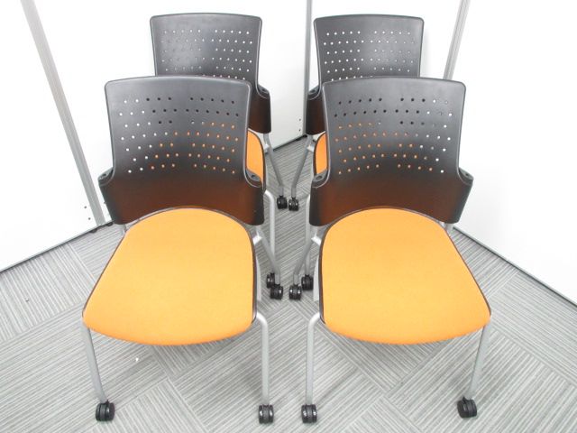 【4脚セット商品】プラス チェダー キャスター脚 肘なし 背ヌード MC-W90SEH イエローグリーン 上に重ねて収納できる便利で場所を取らない会議用チェアです。
                        Cheddar
                                    中古
            