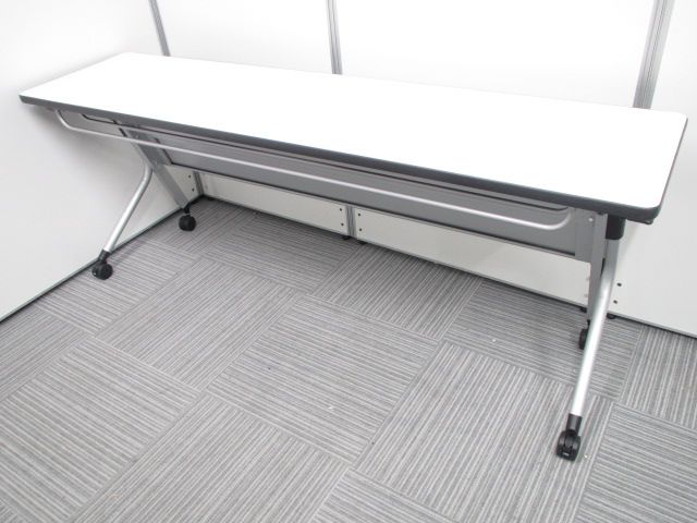 プラス製　Ｌｉｎｅｌｌｏ（リネロ）」フォールディングテーブル、Ｗ１８００×Ｄ４５０ｍｍ／ホワイト平行スタッキングで、収納時も美しく省スペース収納が可能。
                        Linello
                                    中古
            