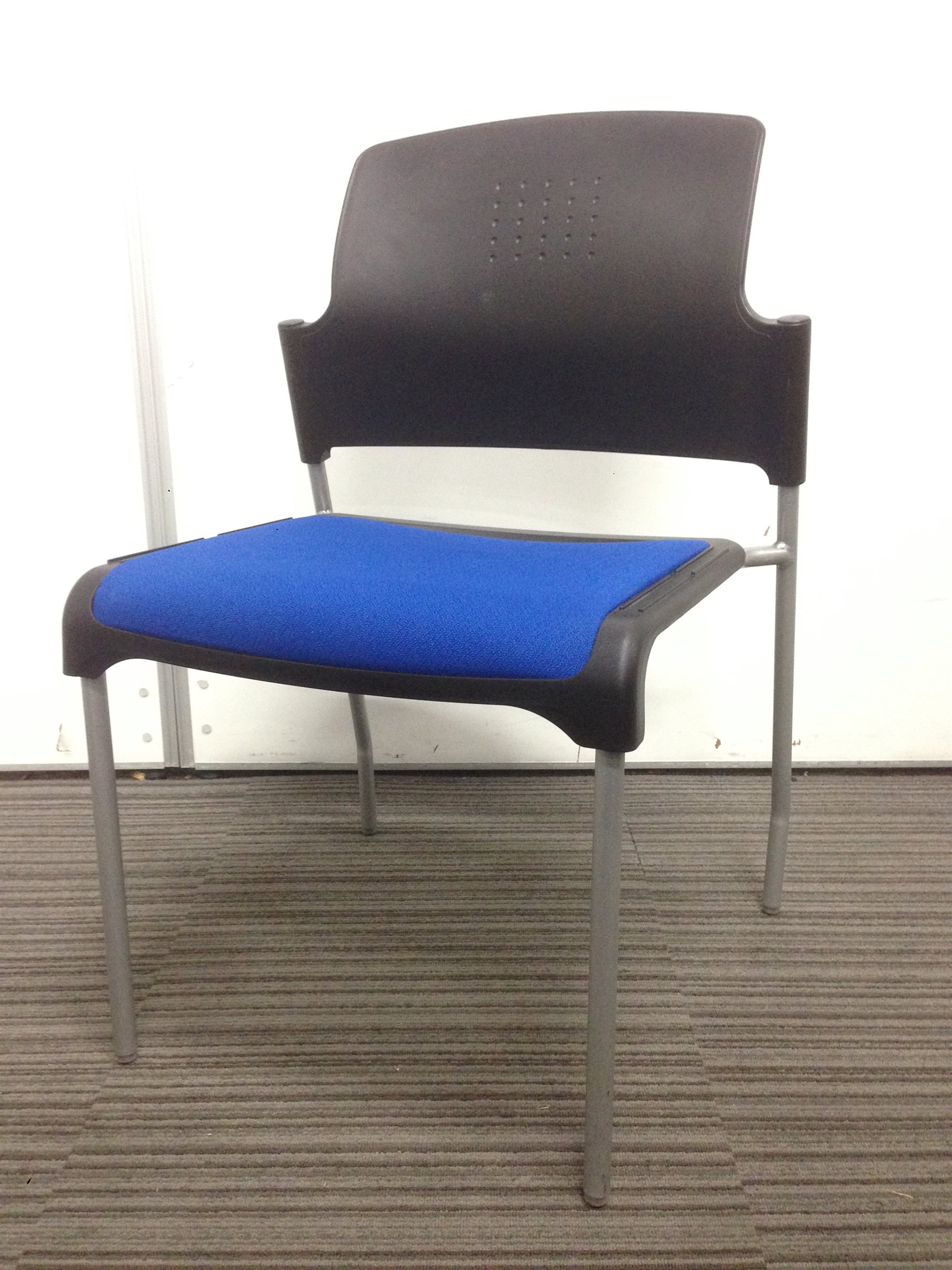 【4脚入荷！】座面が布タイプの愉快がって抜群チェア！【ナイキ製！】
                        その他シリーズ
                                    中古
            