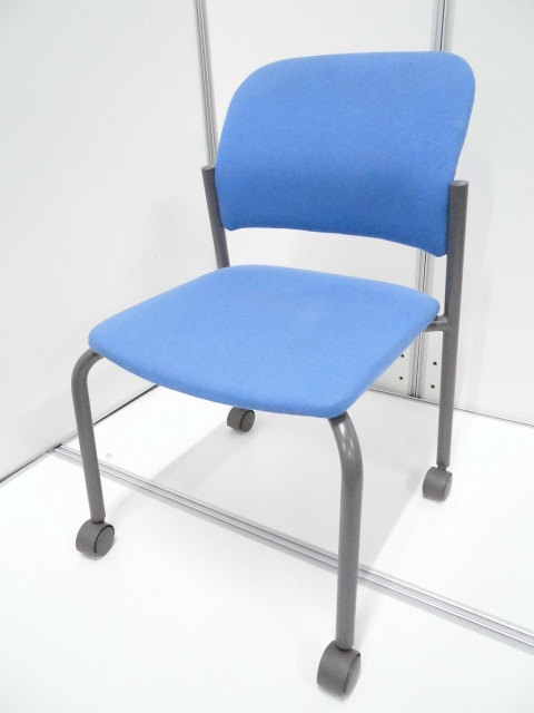 【2脚限り！】キャスター付き！スタッキングチェア！メーカー品！【ブルー】
                        １００シリーズ
                                    中古
            