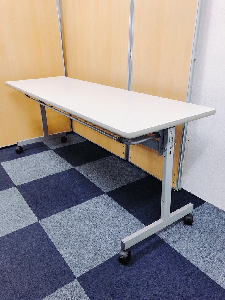 ■平行スタックテーブル！キャスター付きで移動が楽チン！折りたためて場所も取らない！【2台入荷！】
                        その他シリーズ
                                    中古
            