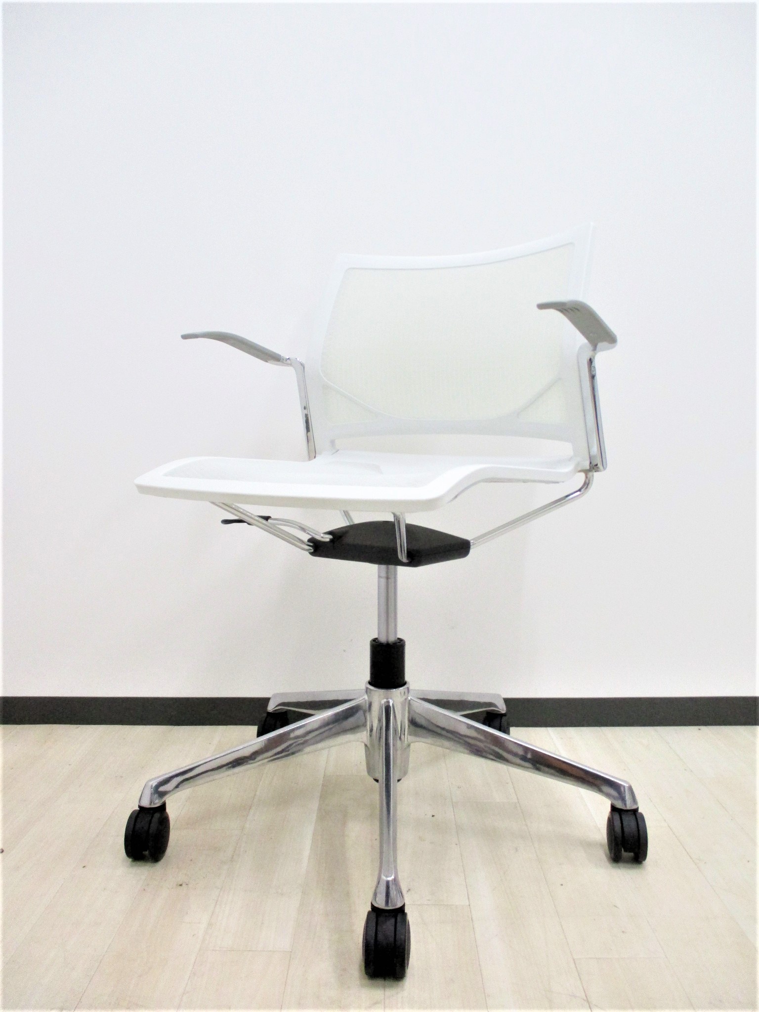 【激レア美品！】ショールームにも展示しているくらいの商品です！上下昇降ミーティングチェア！
                        ツァルト
                                    中古
            