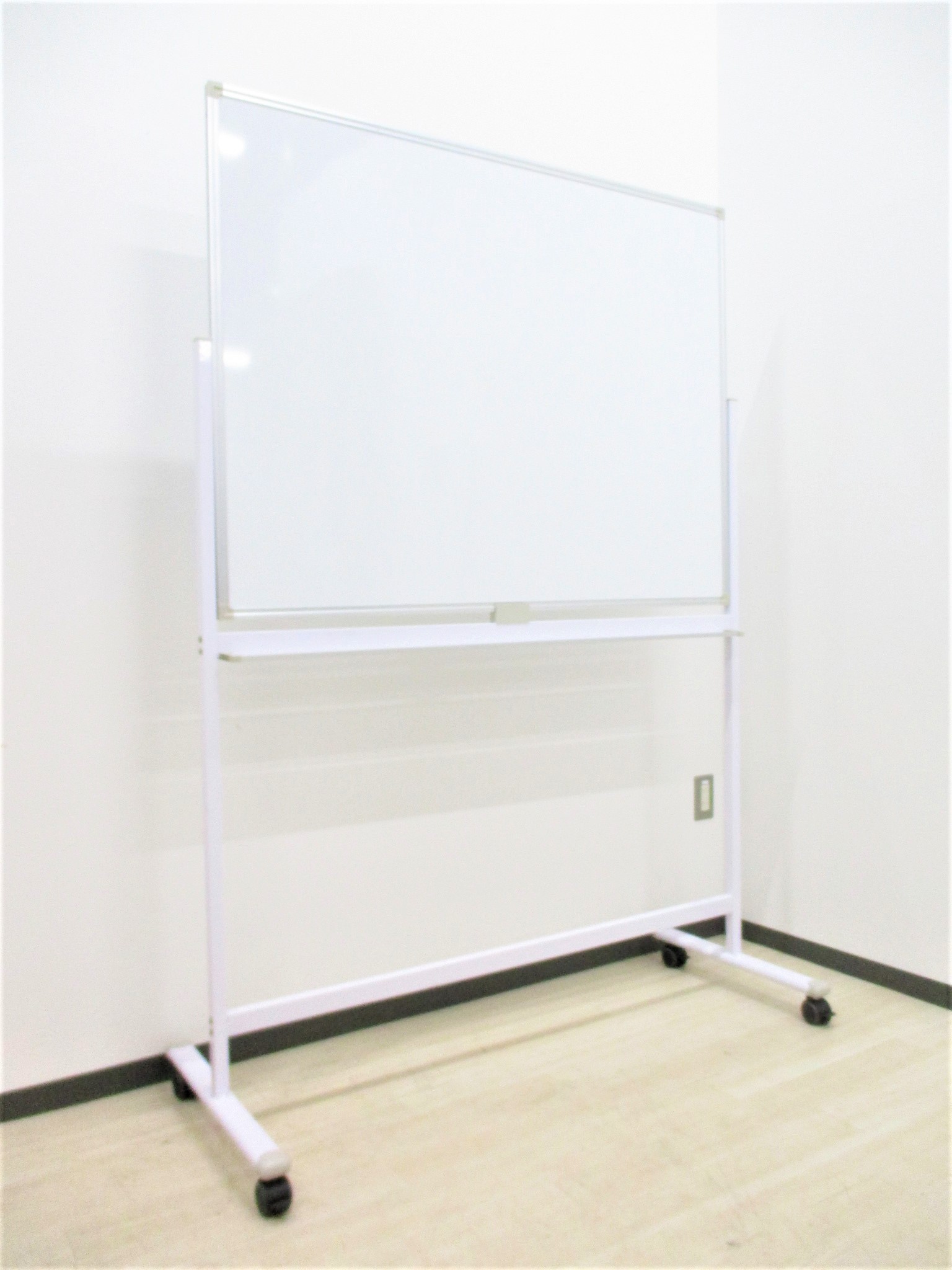 【1台限定！】綺麗な片面ホワイトボードです！キャスターロック付き！
                        ‐
                                    中古
            
