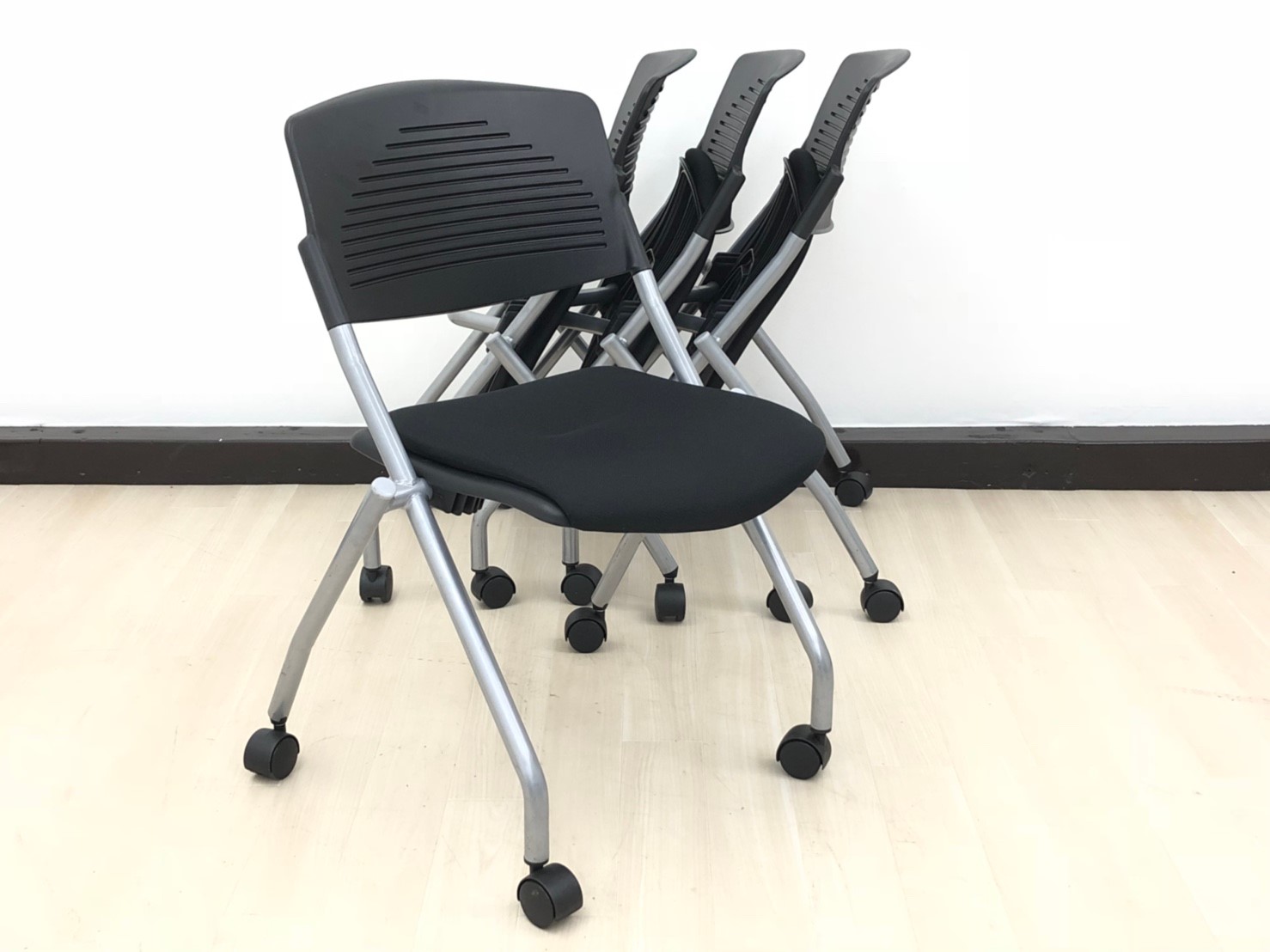 【4脚セットの為、10%OFF！】人気のブラック+座面跳ね上げ式+キャスター付と三拍子そろったネスティングチェアセットです！
                        無し
                                    中古
            