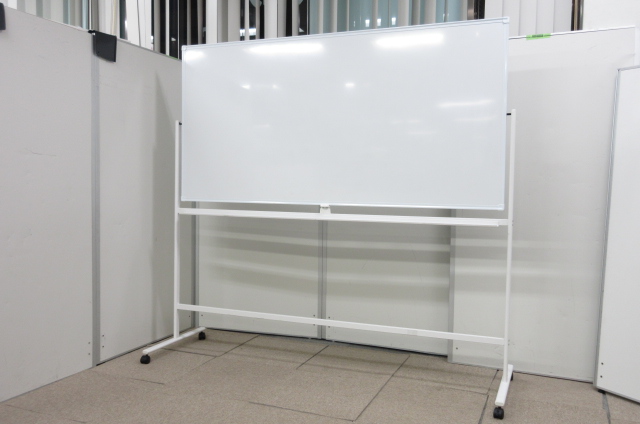 【1台入荷!!】自立×両面!!脚付きホワイトボード!!【打ち合わせ等に必須!!】
                        その他シリーズ
                                    中古
            