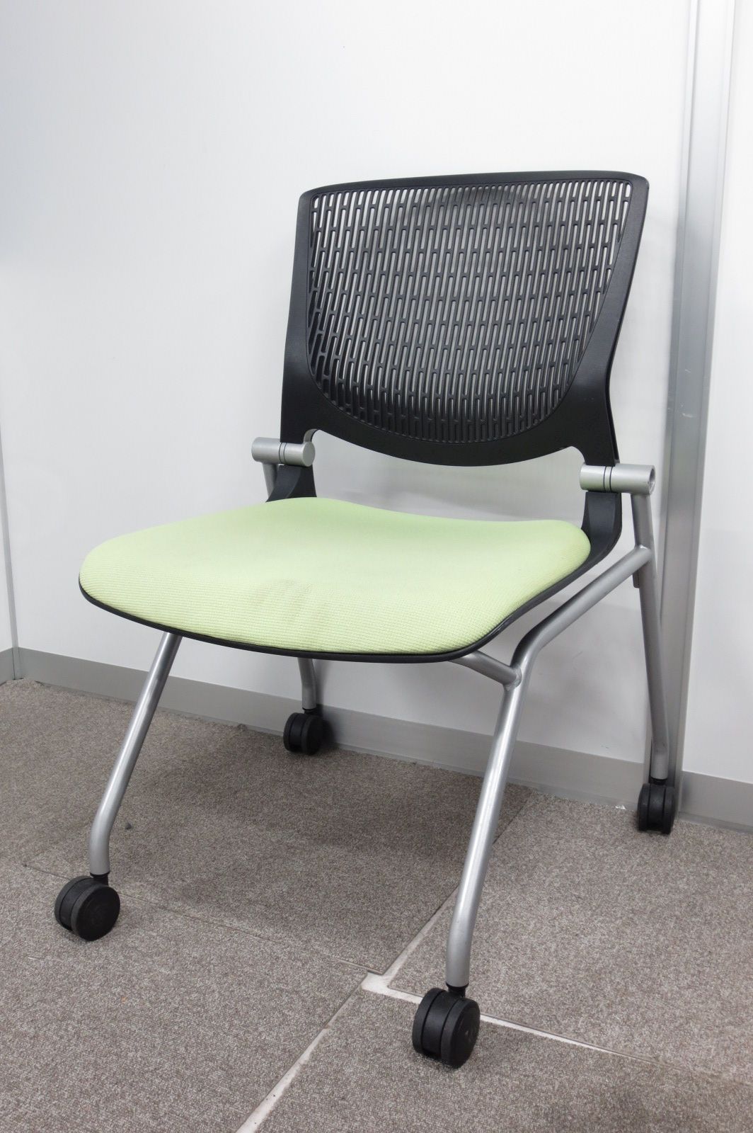 【人気シリーズ】横に重ねられるミーティングチェア【座面変色ありのため特価】
                        グラータ
                                    中古
            