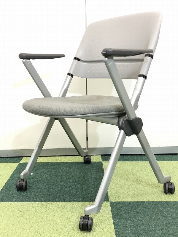 背もたれに珍しいリクライニング機能付きのリータチェアですが、このチェアに両肘が付いた！！
                        リータ
                                    中古
            