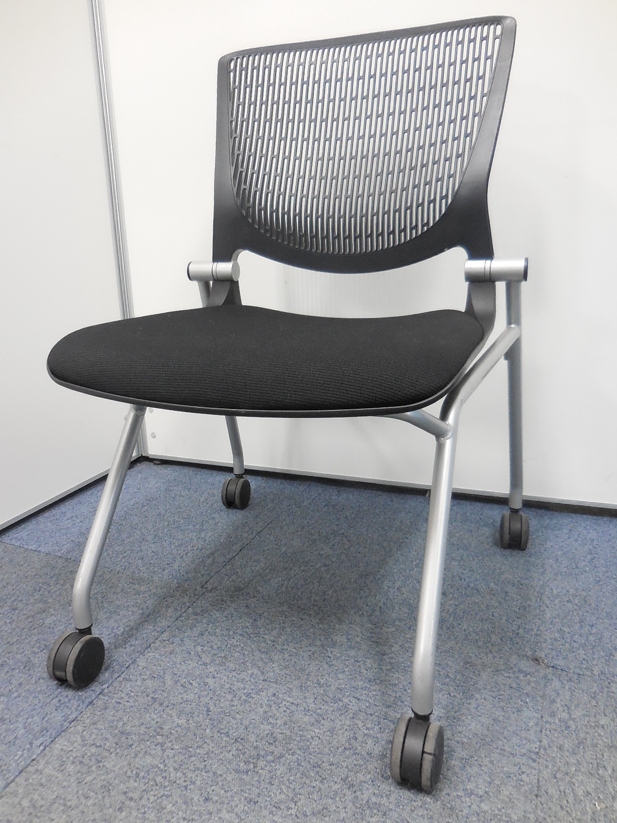 【ワングレード上の会議チェア】オカムラ製のスタイリッシュな会議チェア【グラータ】
                        グラータ
                                    中古
            