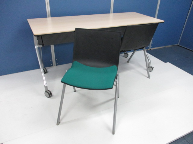 [単品購入￥22,000⇒セット購入￥20,000]オカムラ　サイドスタックテーブル＋ウチダ　チェア2脚セット■オフィスに落ち着きをあたえる ナチュラル×グリーン
                        インターアクトNT
                                    中古
            