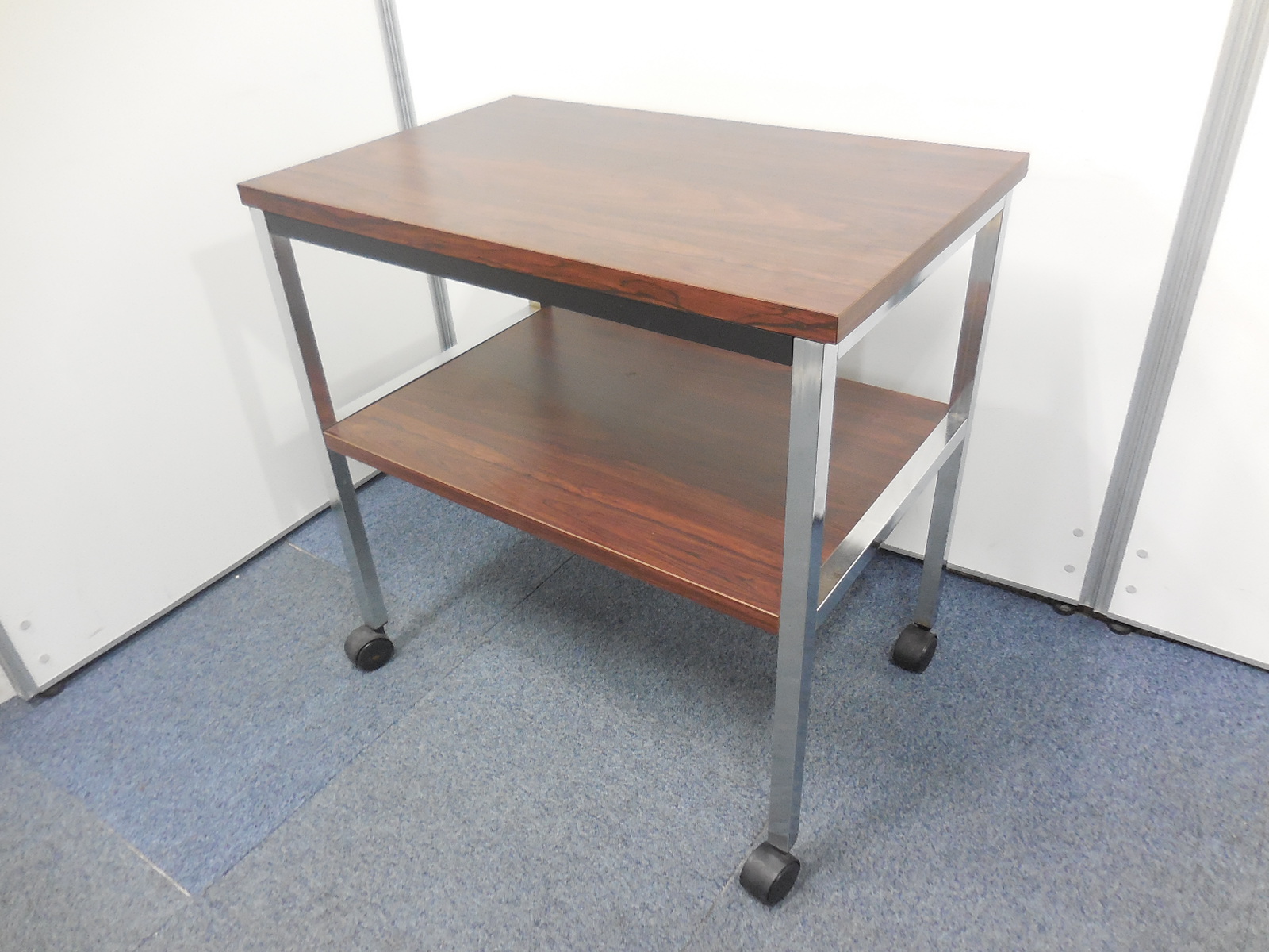 【キャスター付電話台】高級感のあるブラウンカラー！サイズも幅広で使いやすさ◎
                        -
                                    中古
            